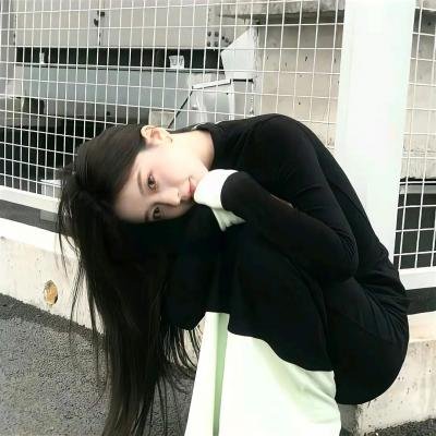 老牌影帝素颜现身菜市场，连续多日内幕曝光，本人沉默不回应